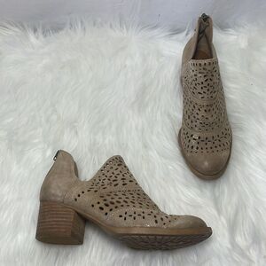 Sofft Wyoming Tan Metallic Suede Laser Cut Booties Sz 6.5